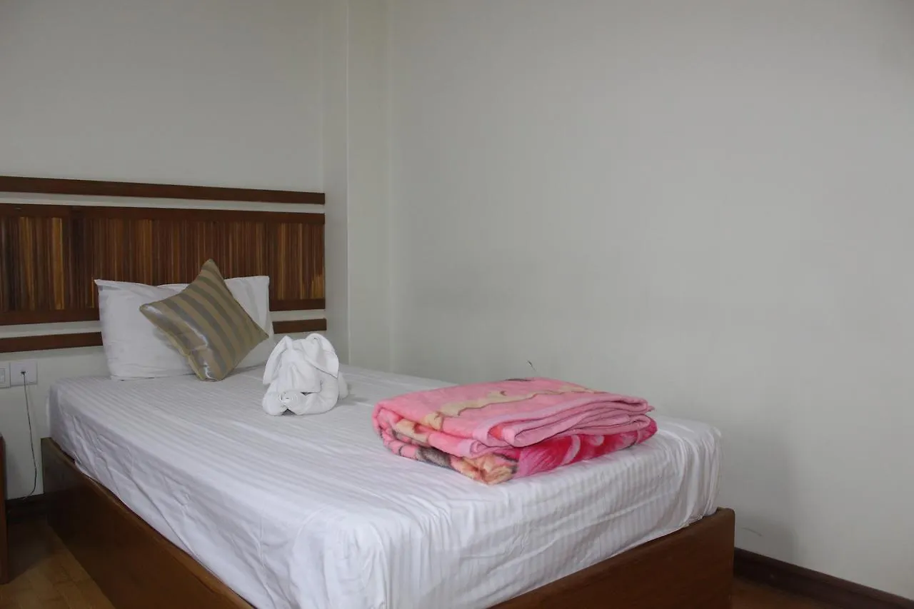 Ten Mile Hotel Yangon 4*,